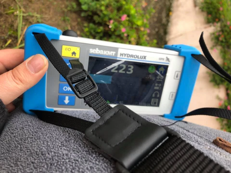 Ext&eacute;rieur d'un b&acirc;timent avec mur blanc fissur&eacute; sous ciel bleu d&eacute;gag&eacute;