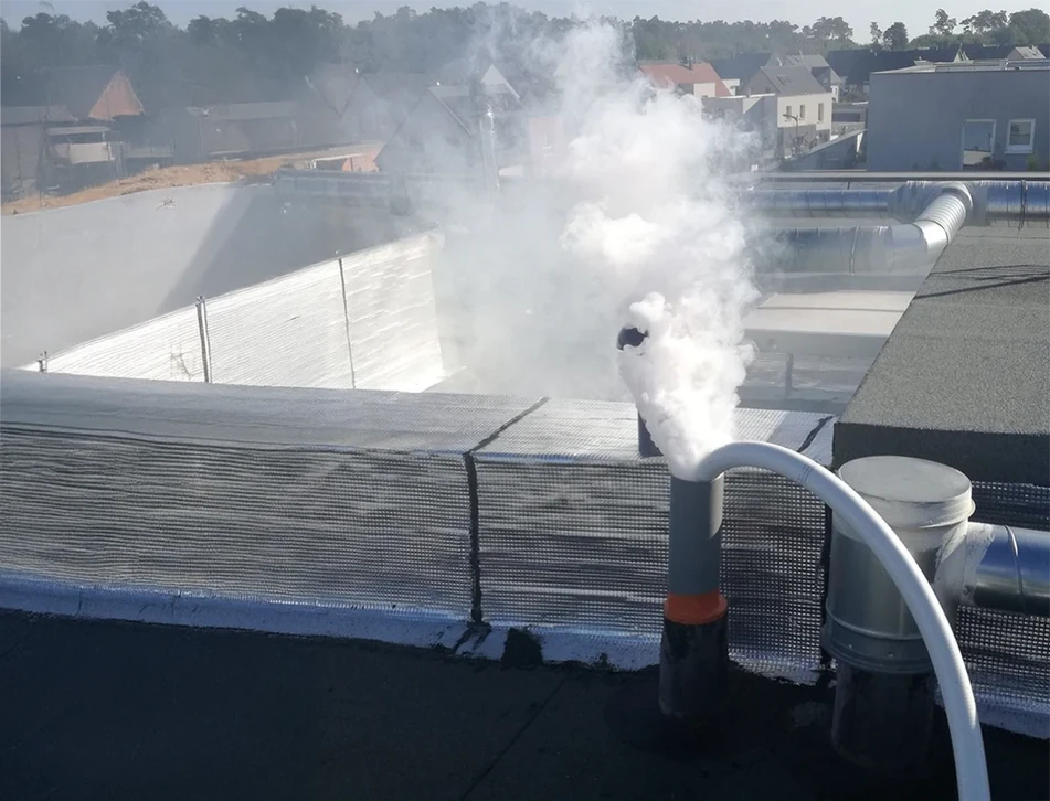 Scène extérieure résidentielle avec chauffe-eau électrique défaillant abandonné sur trottoir béton