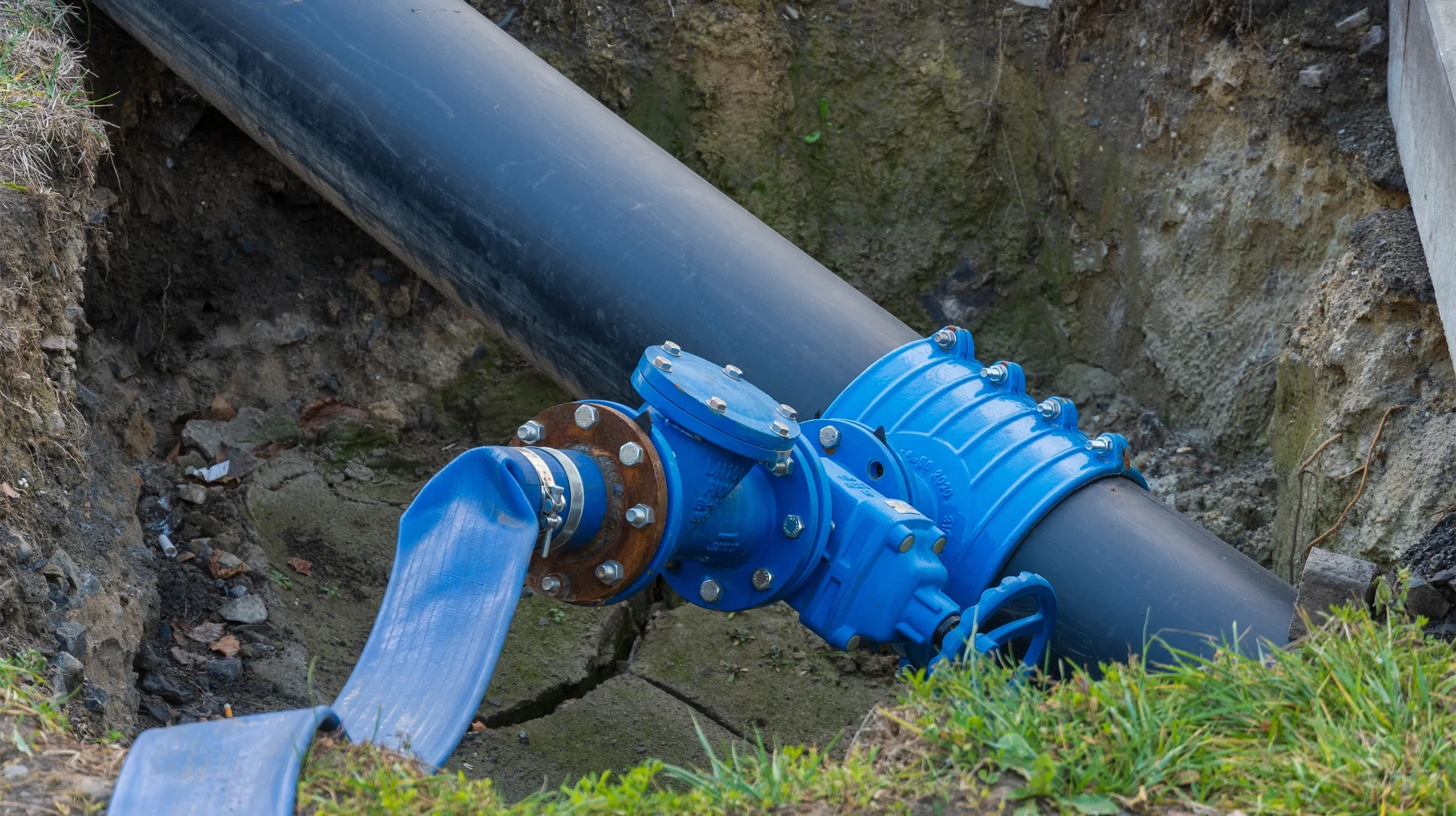 Extérieur, technicien en train de réparer un équipement électronique cylindrique
