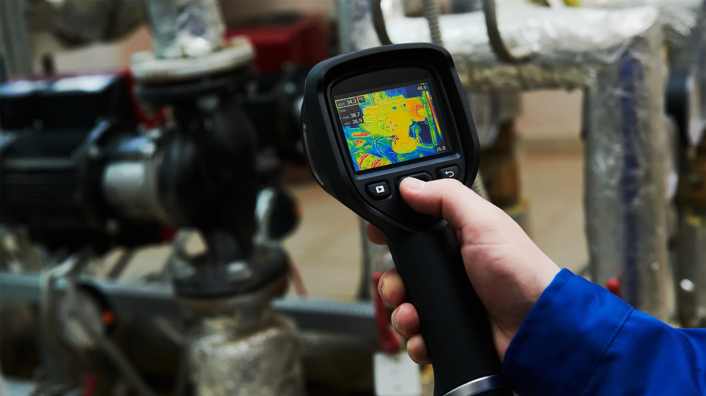 Caméra de surveillance extérieure blanche fixée sur poteau, environnement naturel verdoyant en arrière-plan flou