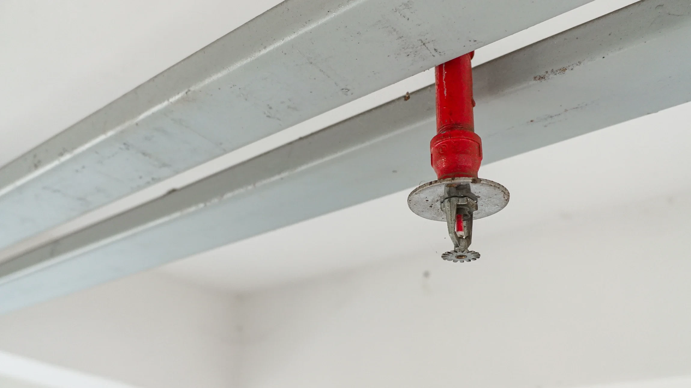 Scène industrielle en intérieur montrant des équipements de sécurité incendie