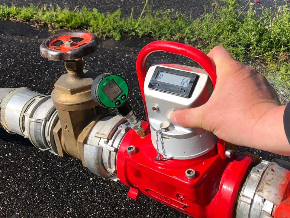 Le technicien vérifie le panneau d'incendie dans le centre de données