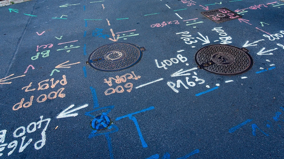 Femme utilisant smartphone en extérieur, mains tenant l'appareil mobile