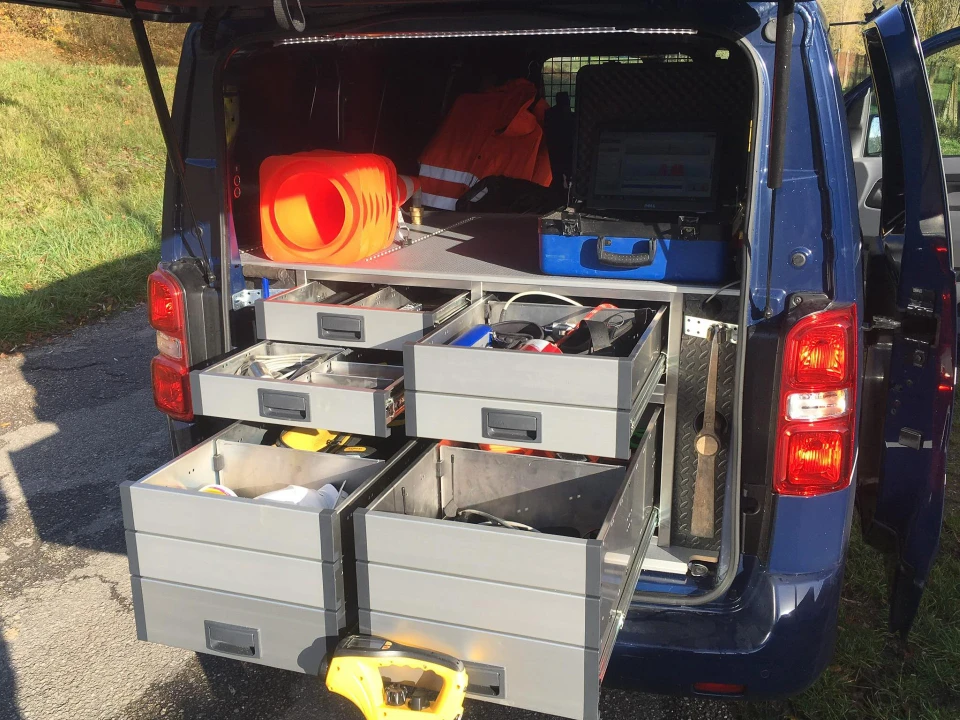 Une personne en costume sombre pointe son index vers un cadenas numérique lumineux, centre d'un réseau mondial connecté par des lignes brillantes reliant différents points géographiques sur une carte du monde en arrière-plan spatial