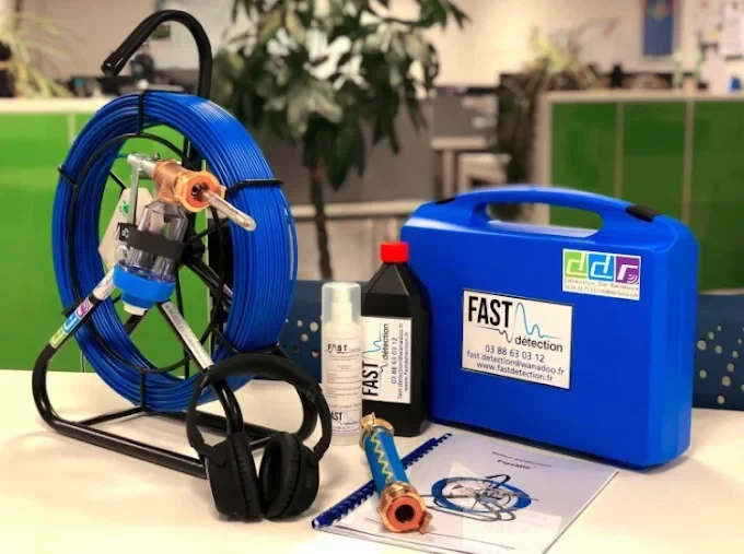 Scène d'intérieur sur surface en bois présentant un ensemble d'équipements photographiques et vidéo professionnels disposés de manière organisée