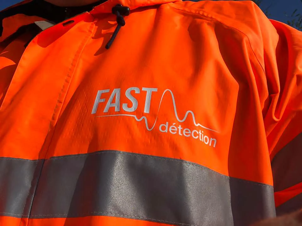 L'ingénieur porte un uniforme de sécurité pour examiner le béton d'excavation Tuyauterie et le système d'eau de forage souterrain sur le chantier de construction