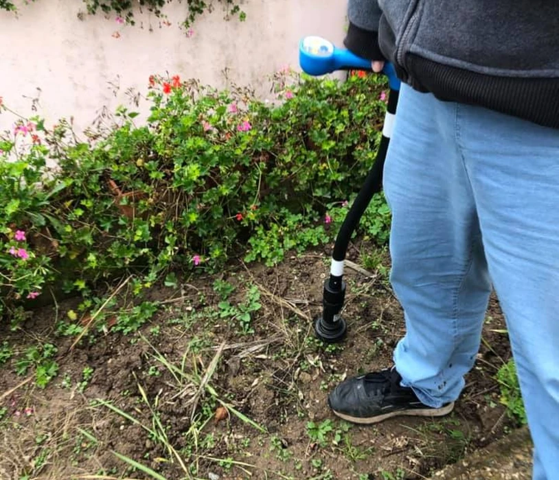 Scène extérieure urbaine avec technicien utilisant équipement de mesure sur voirie