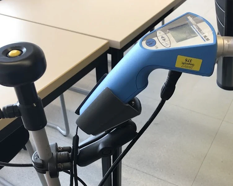 Scène extérieure sur chaussée asphaltée avec opérateur utilisant un équipement de détection souterraine professionnel