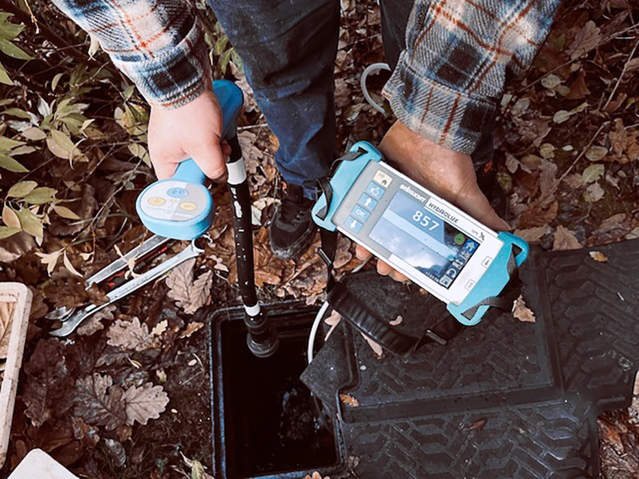 Chantier de travaux publics en extérieur avec excavation pour réparation de canalisation