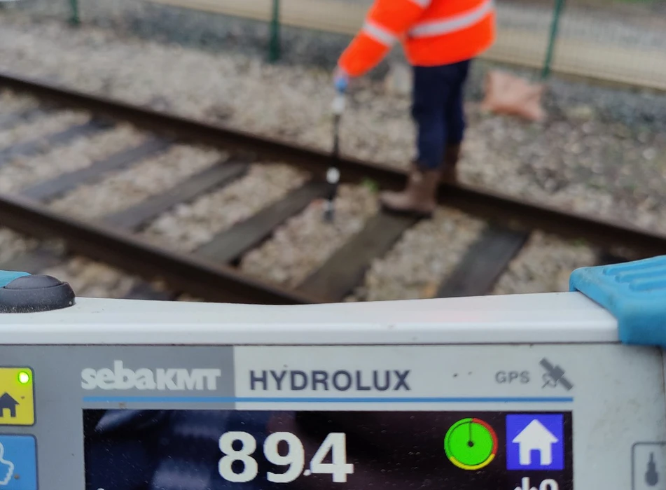 Deux personnes utilisent leurs smartphones en extérieur sur des marches en béton