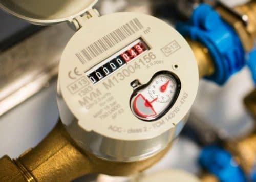 Votre compteur d’eau tourne tout seul : fuite ou simple anomalie ?